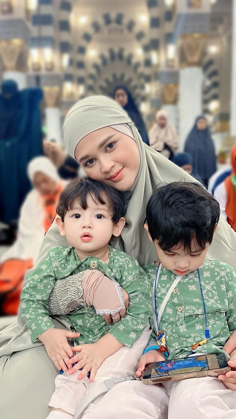 Terbukti, fotonya saat umrah bersama orangtuanya diposting ulang sebuah akun islami internasional.