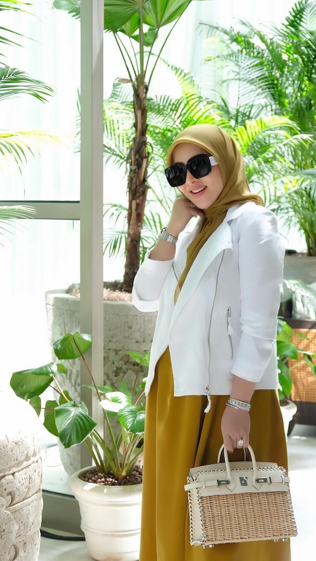 Netizen pun semakin curiga lantaran bagian perut Syahrini yang tampak lebih besar