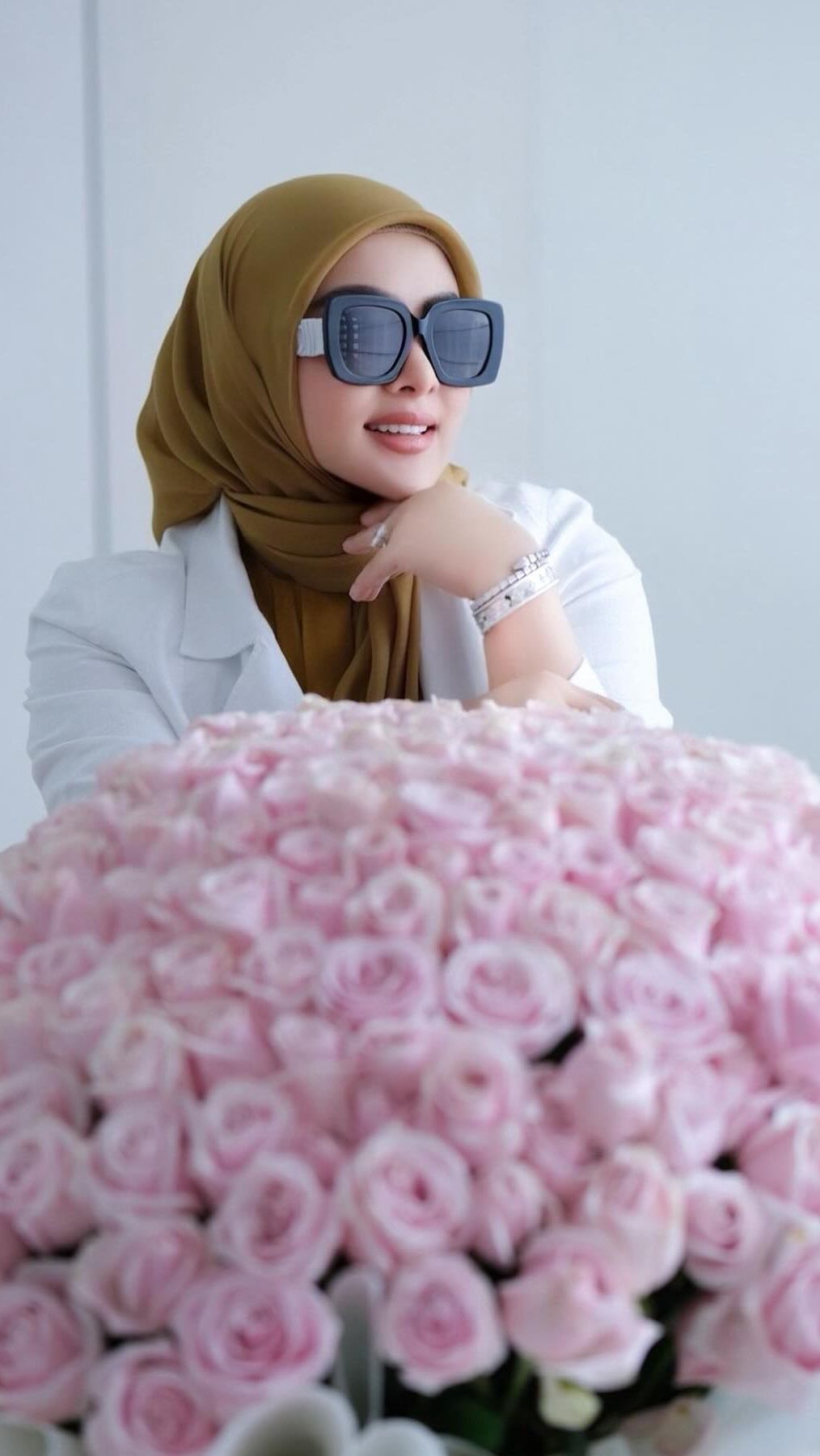 Meski begitu, hingga saat ini Syahrini belum memberikan konfirmasi terkait berita kehamilannya