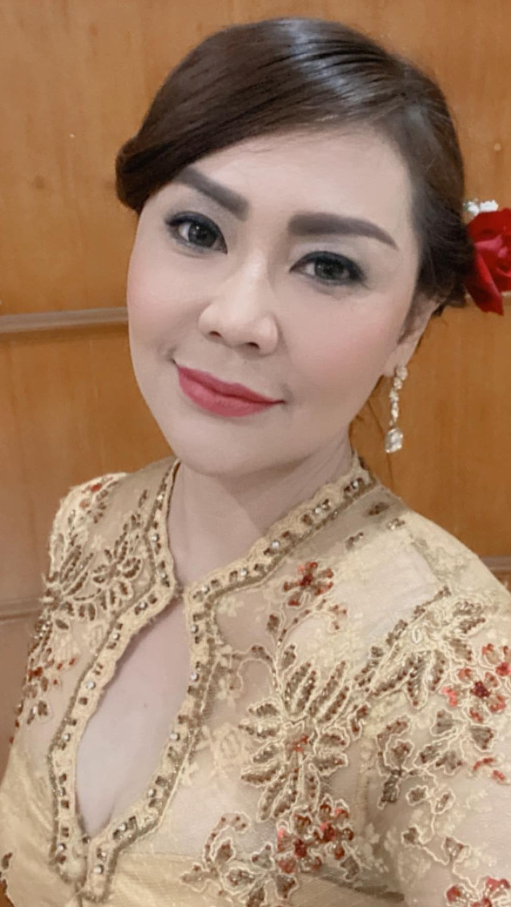 Di usia 47 tahun, Tessa Kaunang terbilang masih terlihat awet muda. Apalagi wajahnya yang tak pernah berubah dari dulu hingga sekarang