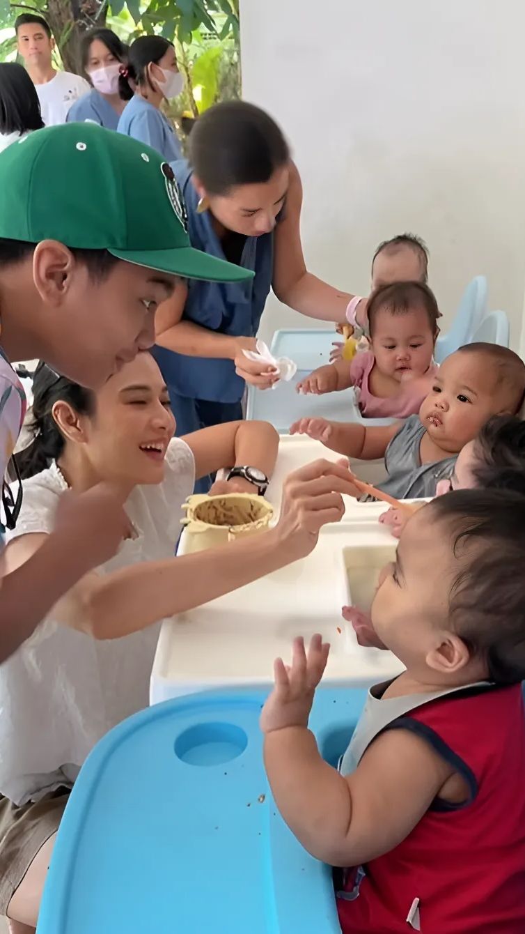 Potret Dian Sastro dan Jennifer Bachdim Boyong Anak untuk Momong Bayi di Panti Asuhan