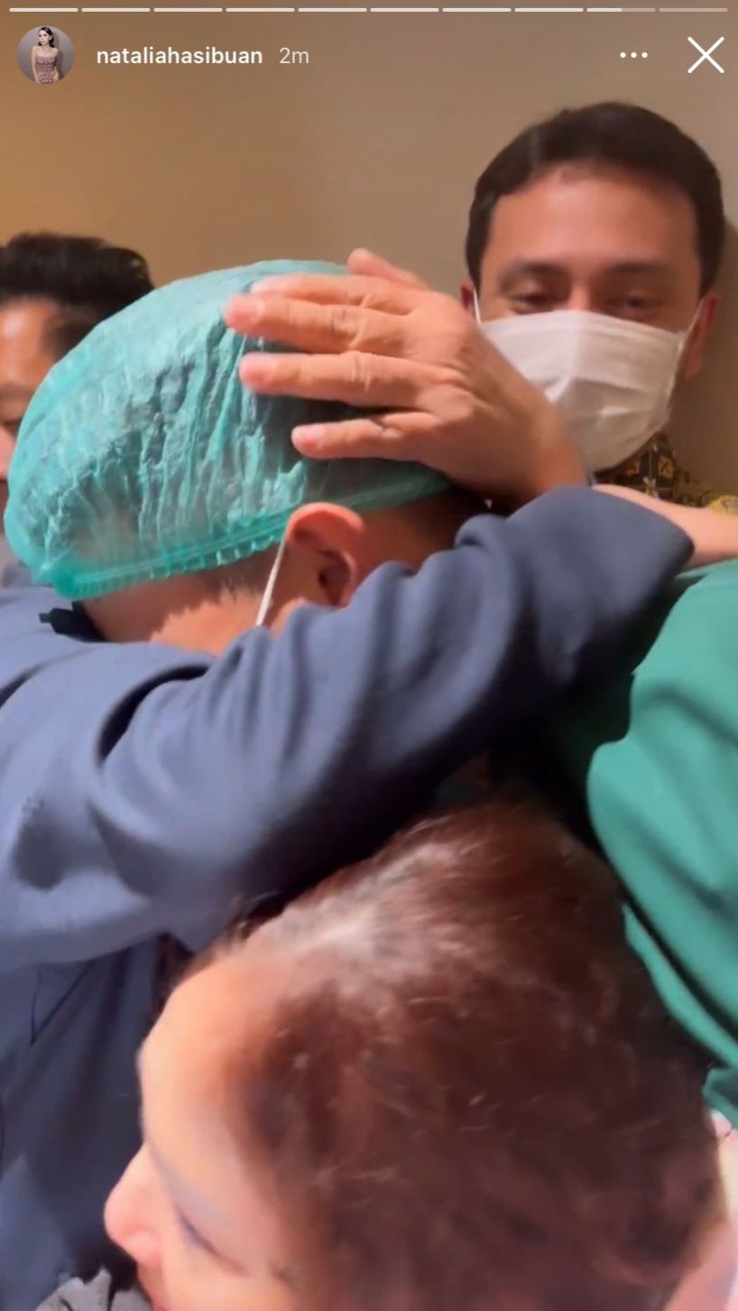 Bahkan,Otto Hasibuan langsung memeluk anaknya, Yakup yang kini telah resmi menjadi ayah.