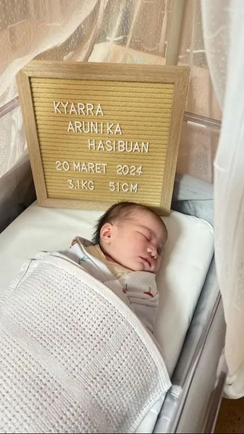 Baby Kay lahir begitu cantik dan memiliki kulit putih seperti Jessica Mila dan Yakub Hasibuan.