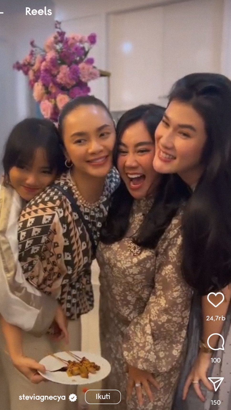 Keduanya mengenang kebersamaan tahun lalu masih bisa buka bersama