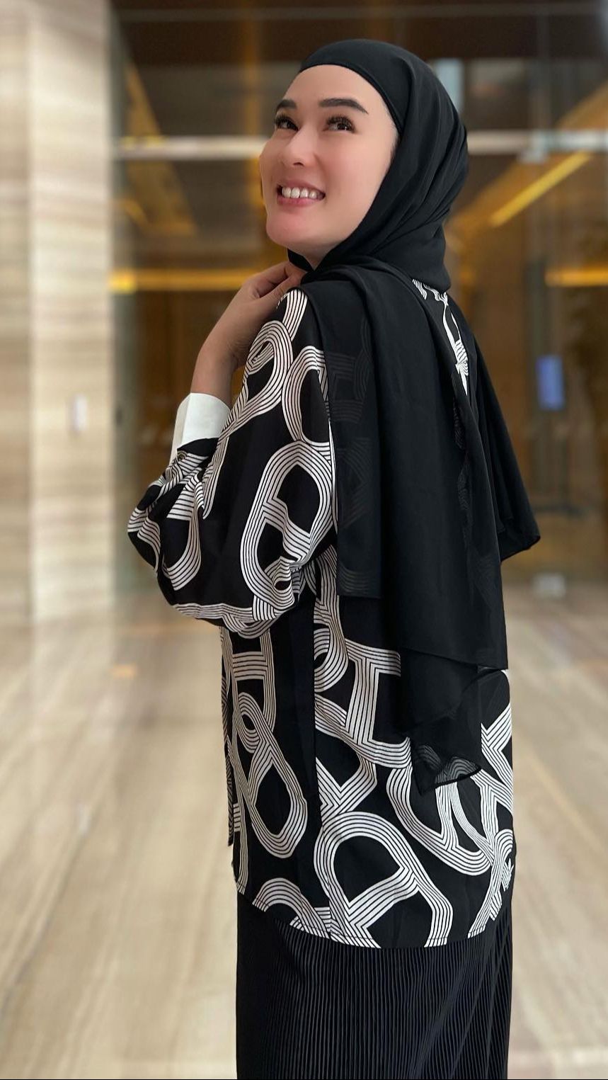 Potret Mendiang Stevie Agnecya Belajar Pakai Hijab Usai Jadi Mualaf, Paras Cantiknya Bikin Terpesona