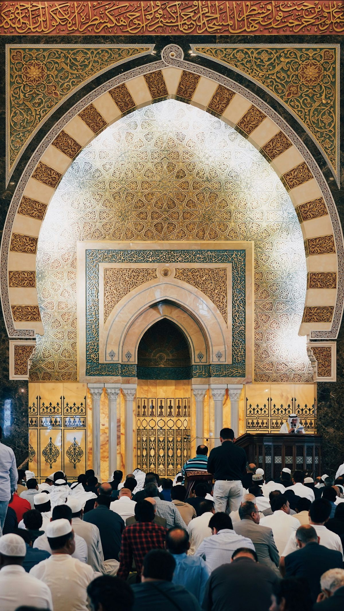 Benarkah Salaman setelah Sholat Adalah Bid'ah? Begini Pendapat Para Ulama yang Penting Diketahui Umat Islam