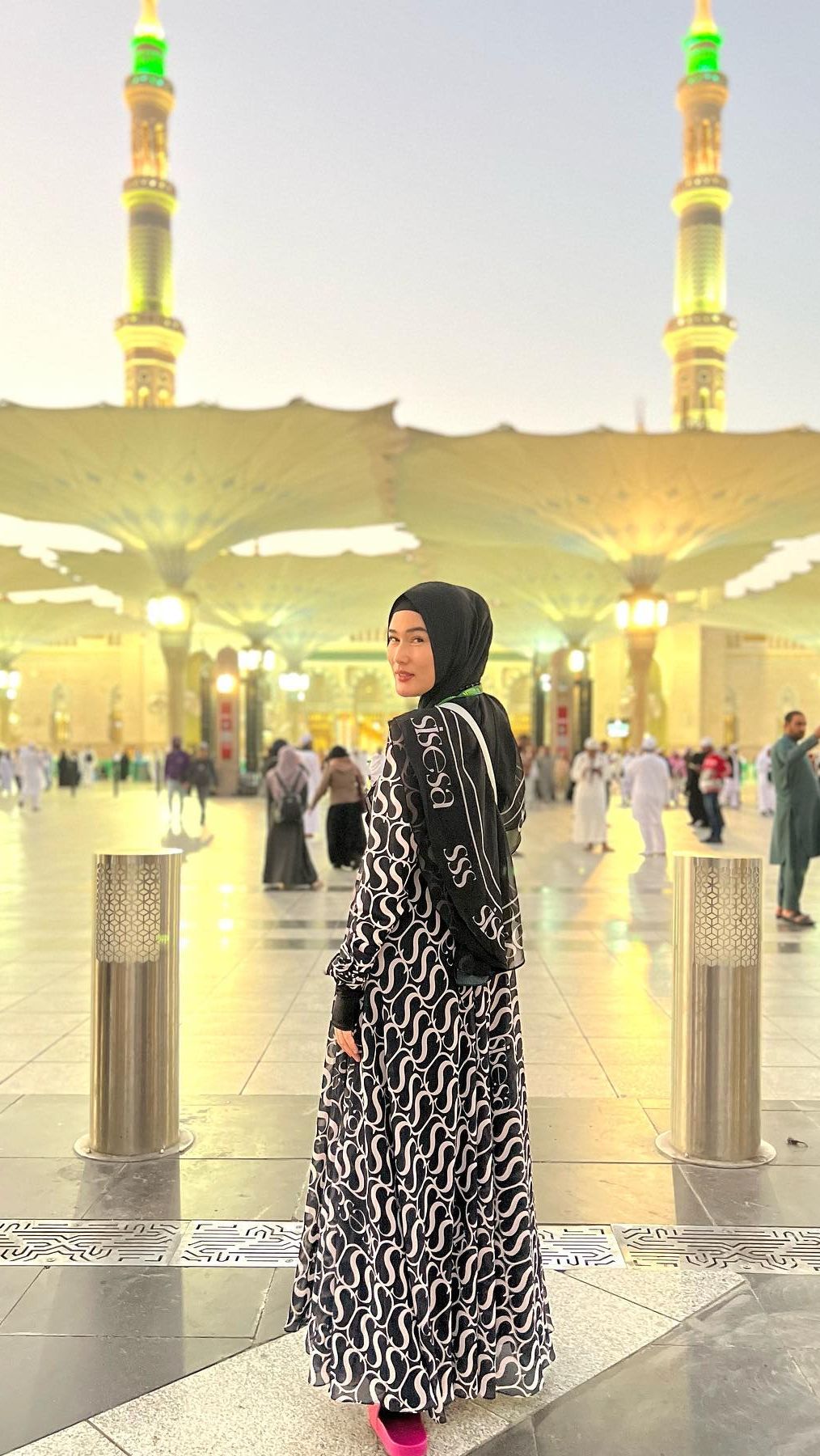 Stevie mengungkapkan jika dirinya masih belajar mengenakan hijab secara istiqomah