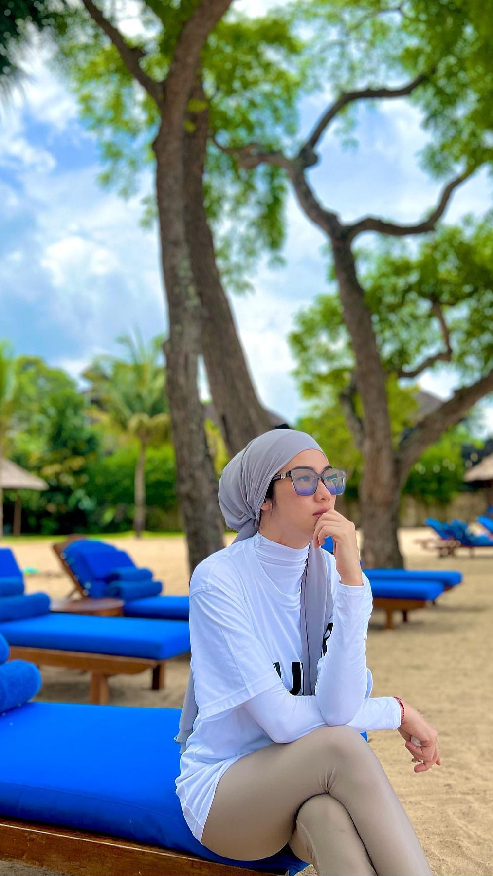 Meski begitu, Stevie bertekad untuk tampil lebih tertutup meski tak memakai hijab