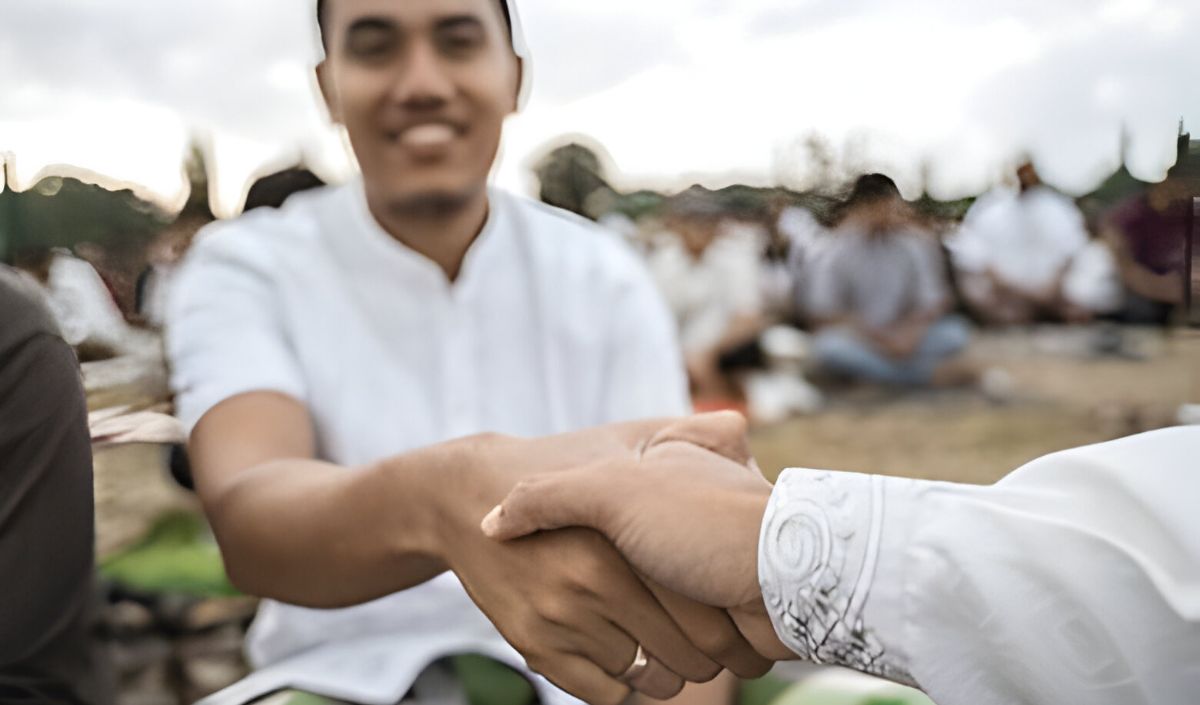 Bersalaman Antar Muslim Adalah Hal yang Disyariatkan