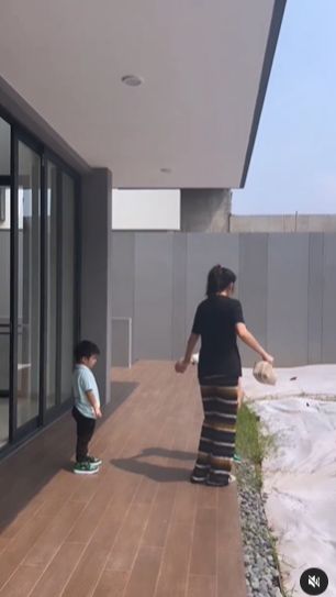 Menariknya, di lantai dua rumahnya terdapat halaman yang luas.