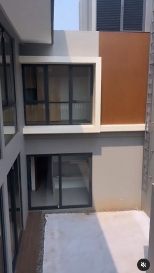 Pemandangan jika dilihat dari lantai atas.