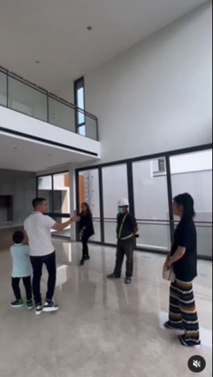 Rumah itu terlihat sangat luas dengan desain minimalis serba hitam putih.