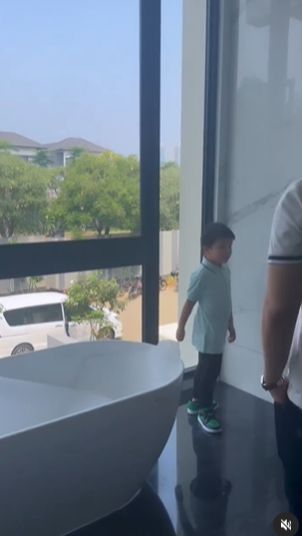 Kamar mandi dengan bath up yang sangat mewah. Saat mandi bisa melihat pemandangan sekitar.