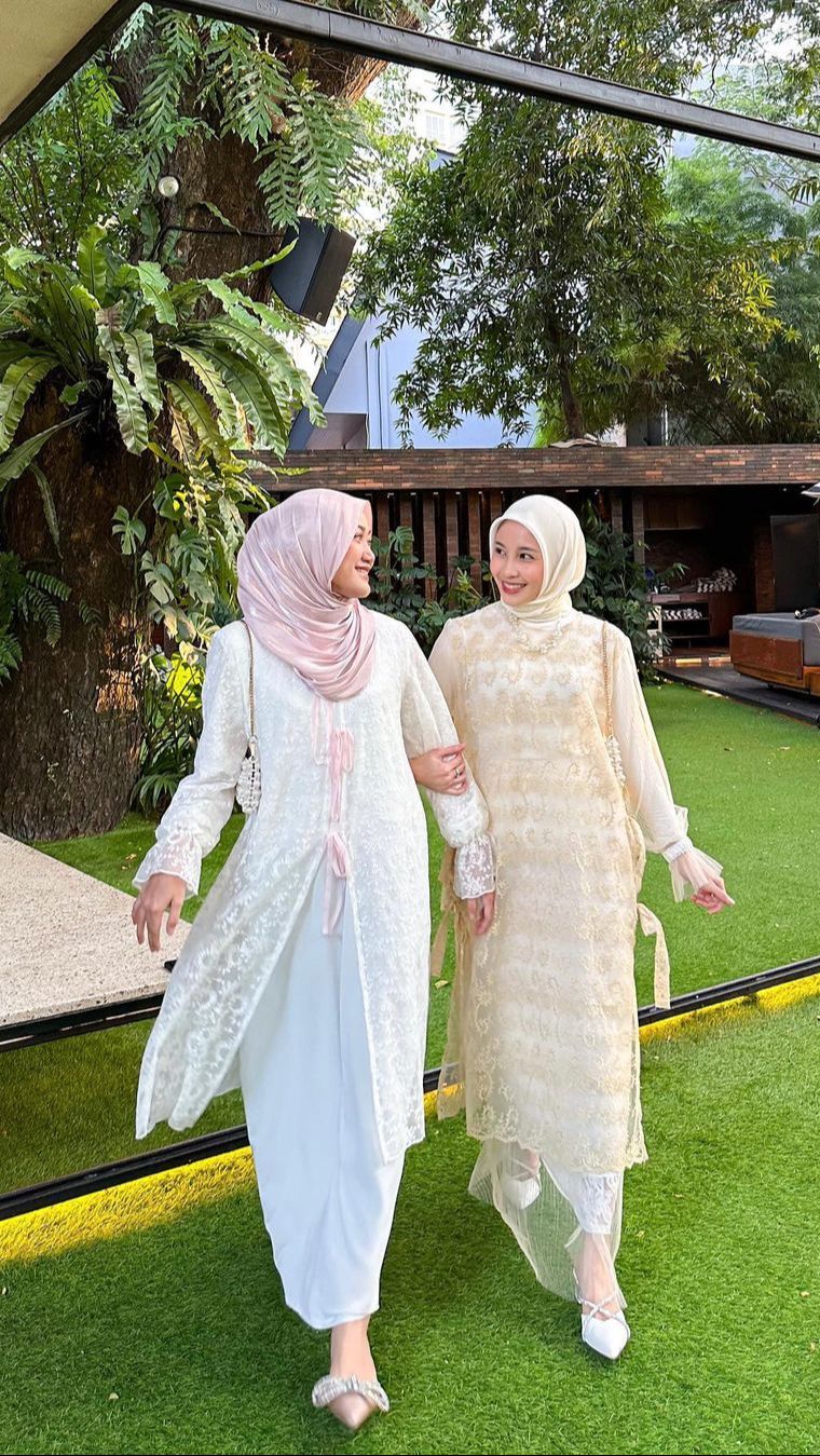 Inspirasi Dress Lebaran dengan Aksen Layer Brokat atau Tule