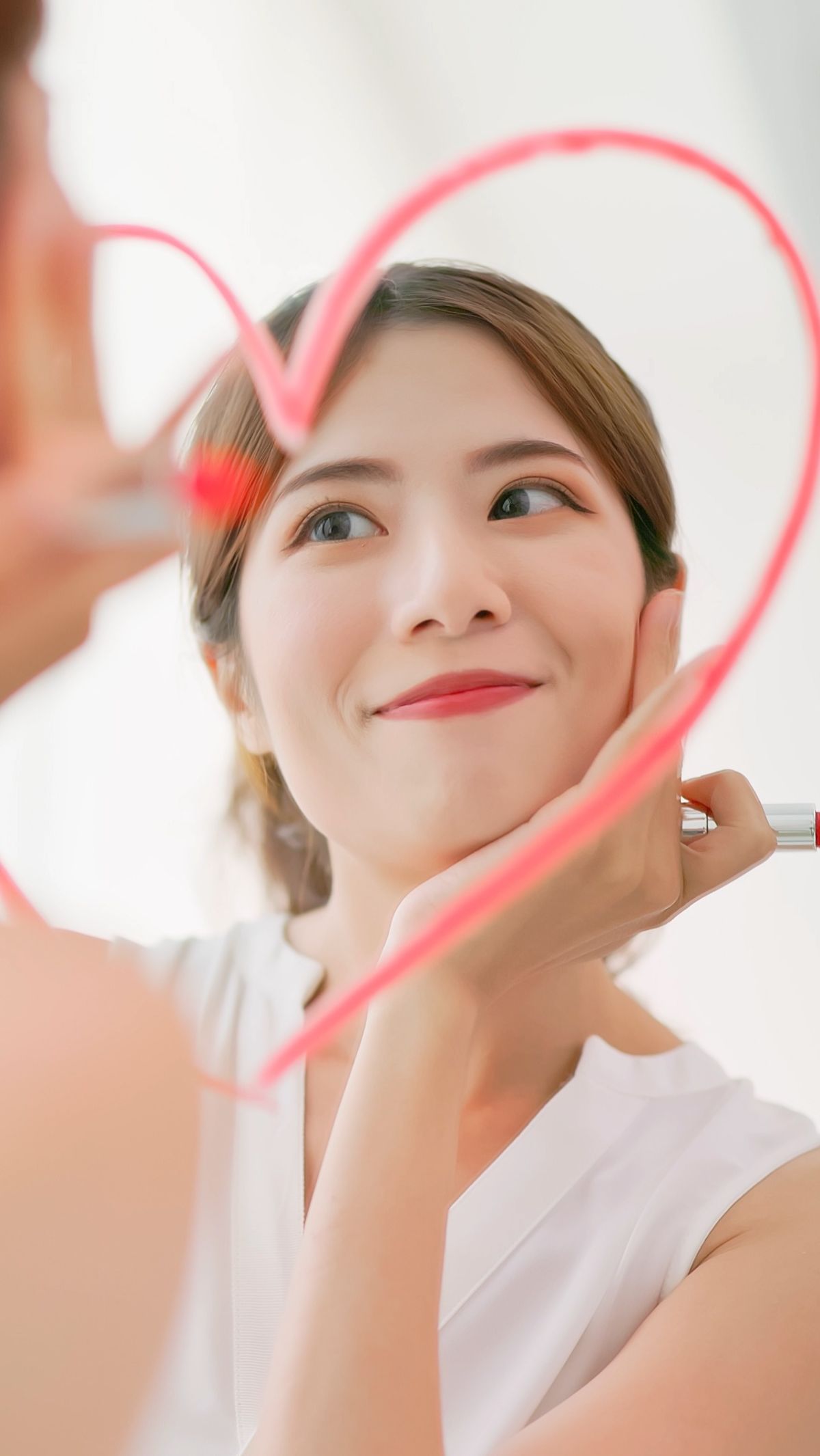Kunci Warna Lip Tint Lebih Tahan Lama,  Hilangkan Dulu Minyak di Bibir 