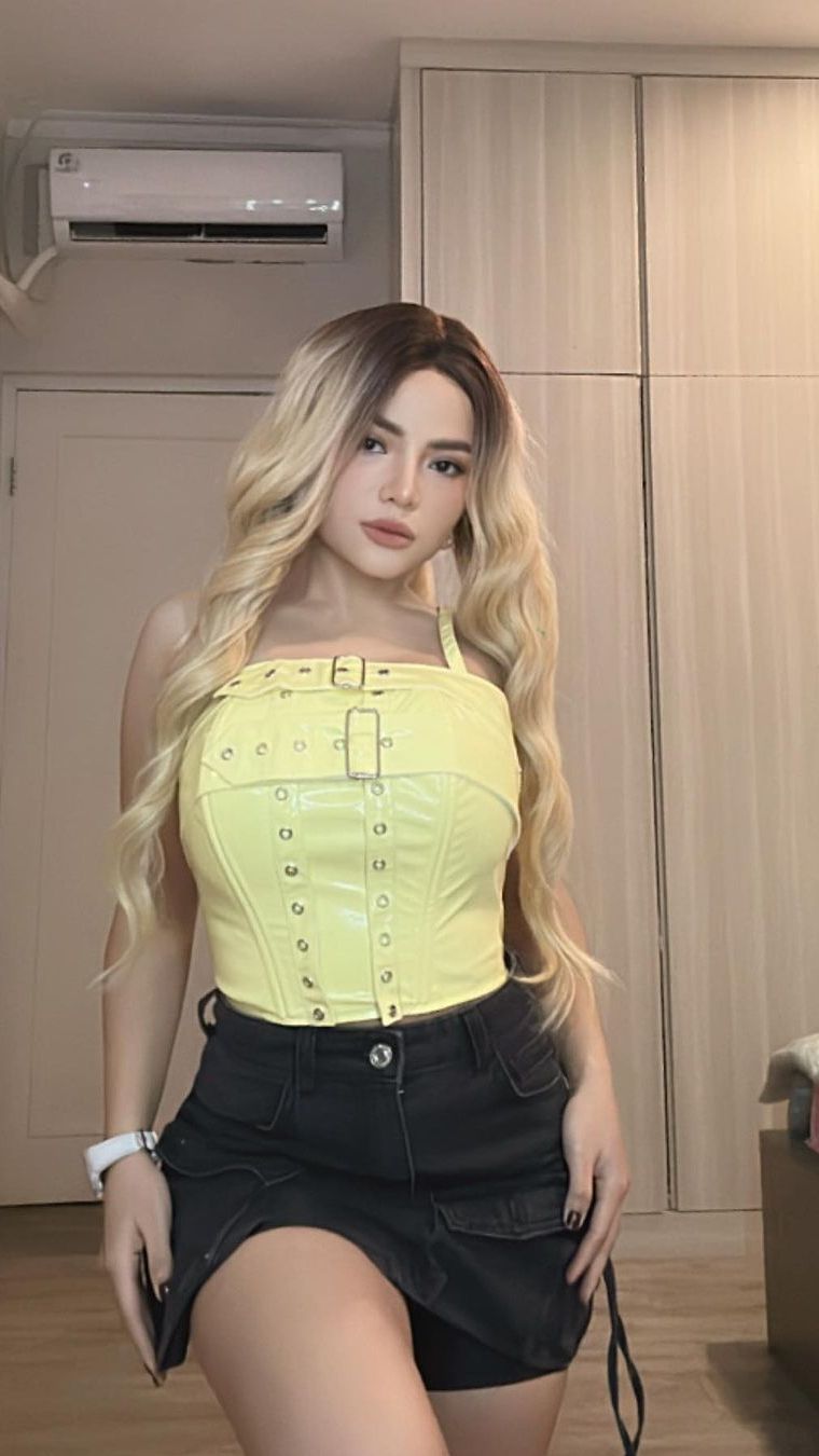 Ia selalu tampil seksi dan terbuka, alih alih anak seorang ustaz.