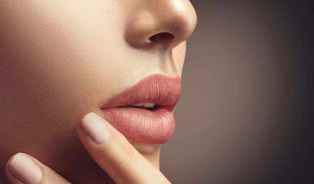 4. Hindari Lipstik Matte yang Terlalu Kering