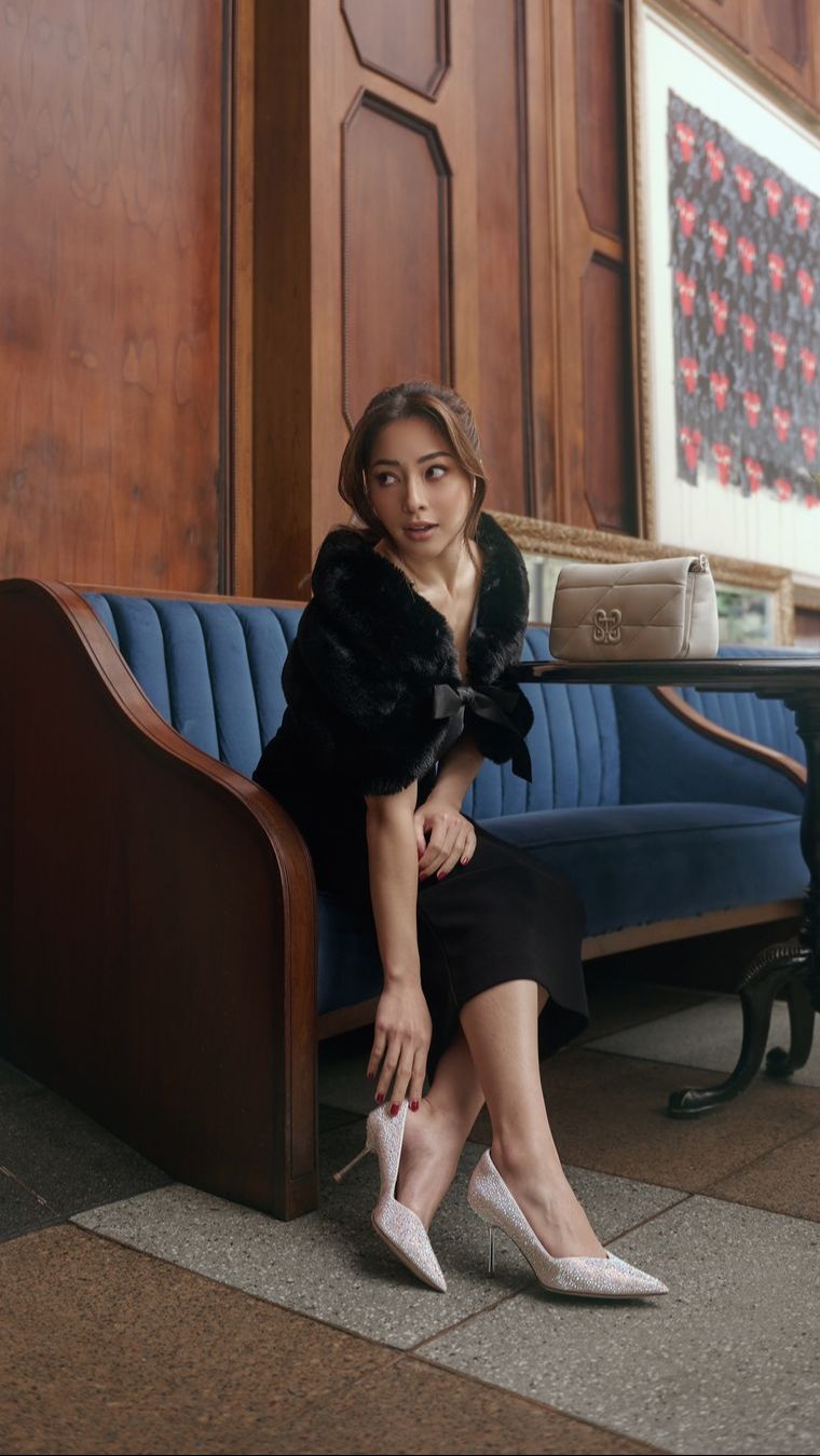 Nikita juga kerap tampil elegan bak wanita bangsawan dengan dress dan tas mewah.