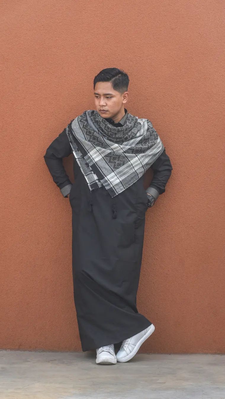4. Pilih Warna dan Motif yang Sesuai dengan Style yang Dipakai