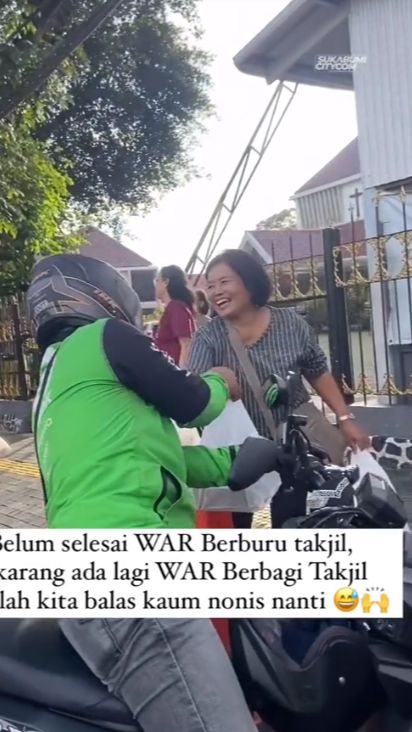Penuh Toleransi, Aksi Non Muslim Bagi-Bagi Takjil Ini Bikin Adem