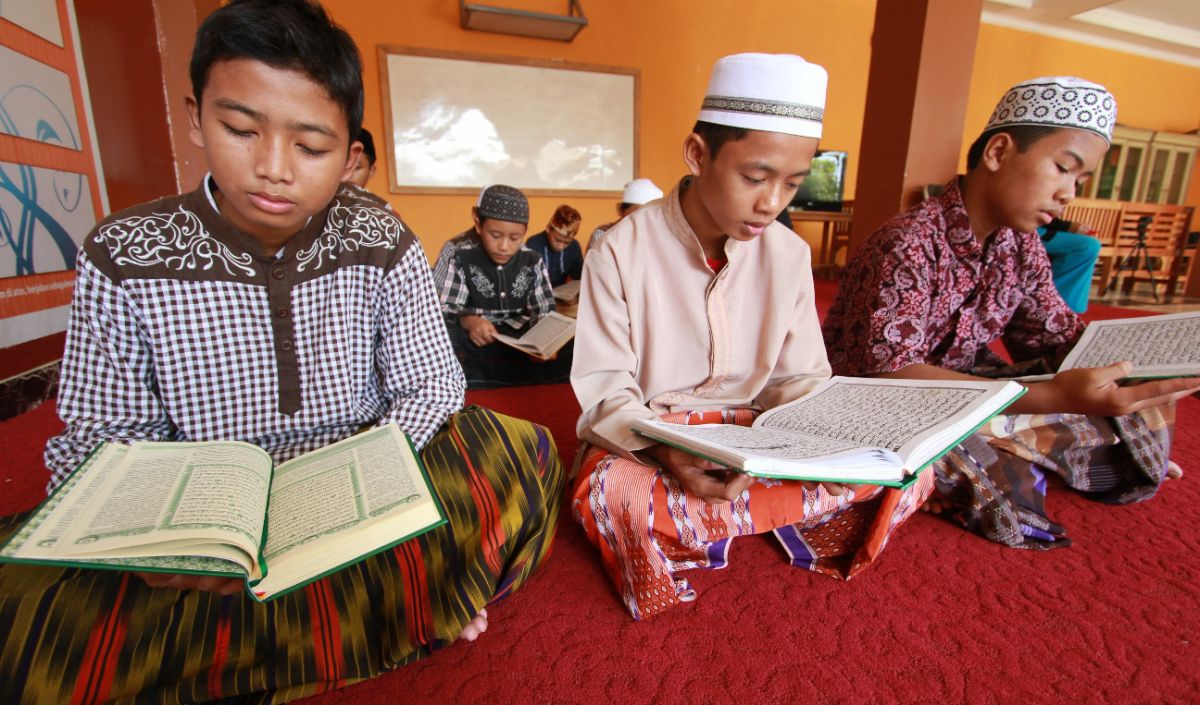 8. Membaca Al-Quran