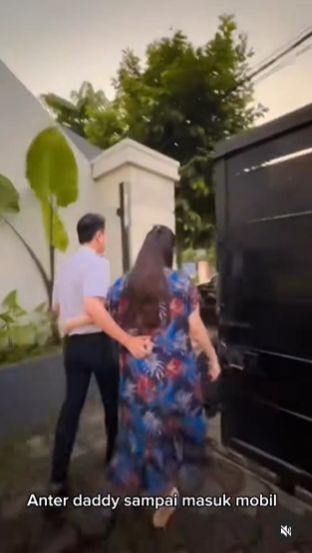 Pagarnya pun menjulang tinggo demi keamanan. berwarna hitam yang gagah.