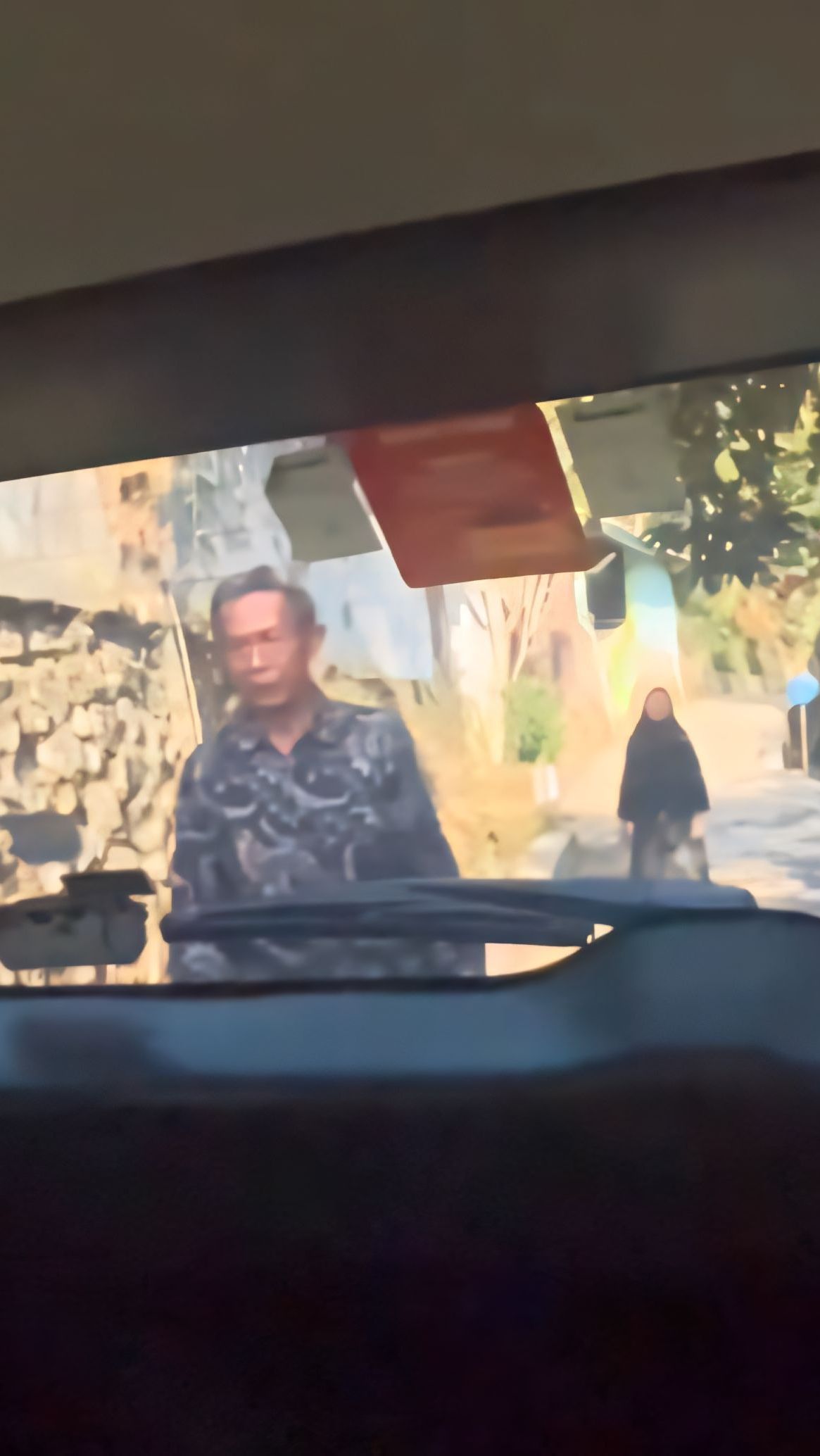 Bak Adegan Sinetron! Momen Bapak Tak Rela Anak Pergi Merantau, Kejar Mobil Sampai Terengah-engah Agar Dapat Kecupan Terakhir
