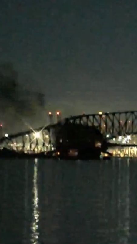 Detik-Detik Jembatan Francis Scott Key di Baltimore Ambruk Ditabrak Kapal Kargo, Kendaraan Jatuh ke Sungai