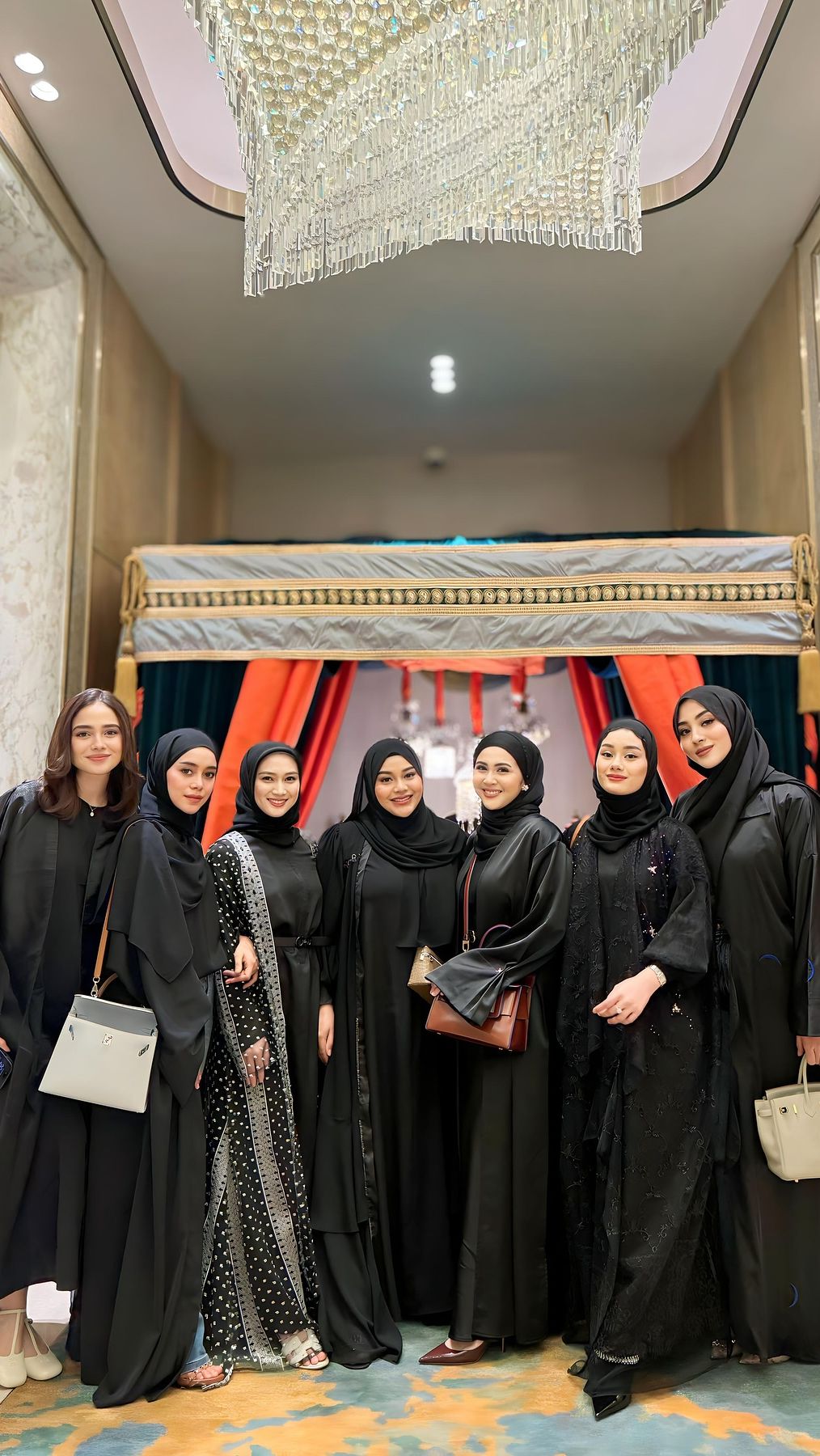 Potret 8 Geng Artis Bukber di Ramadhan 2024, Gaya Aurel Hermansyah Lagi-Lagi Disorot