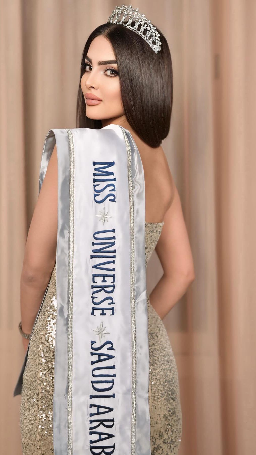 Ia juga melengkapi penampilannya dengan selempang bertuliskan Miss Universe Saudi Arabia