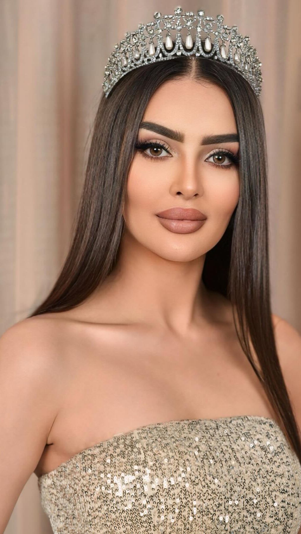Seperti perwakilan Miss Universe lainnya, Rumy juga menggunakan mahkota di kepala yang senada dengan dress yang dipakainya