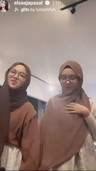 Ia tampil begitu manglingi lengkap dengan pakaian syari