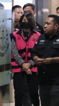 Tak cuma baju, warganet juga menduga, sepatu Helena Lim yang dipakai saat itu bermerek Dior.