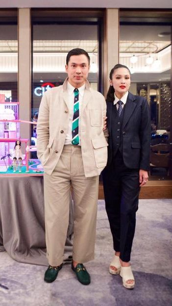 Harvey Moeis terlihat mengenakan sepatu loafers warna hijau dari Gucci yang harga belasan juta rupiah.