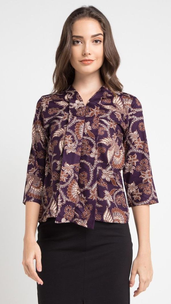 3. Pilih Atasan Batik dengan Warna yang Netral untuk Penampilan yang Formal
