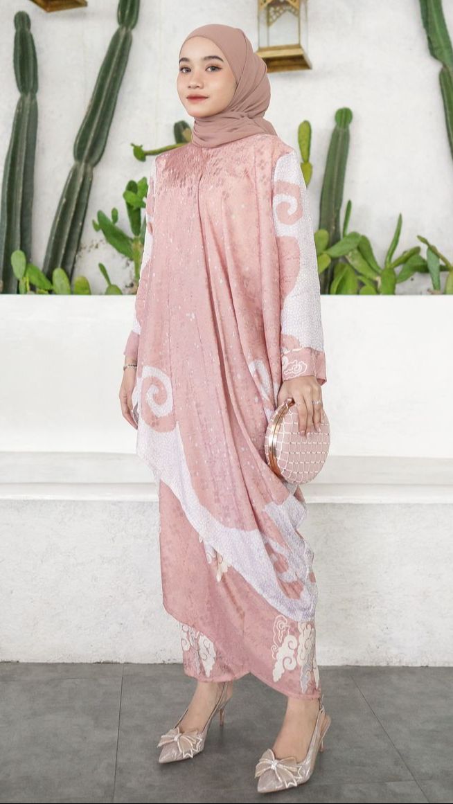 4. Pilih Atasan Batik yang Elegan untuk Acara Pesta atau Kondangan