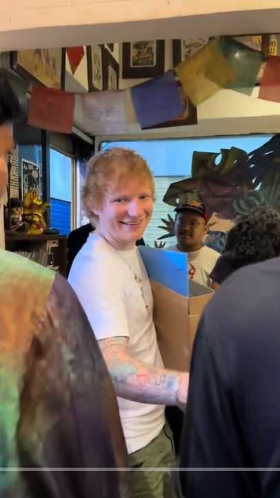 Momen Langka Ed Sheeran Main ke Pasar Santa Jakarta, Angkat Sendiri Kardus Isi Vinyl