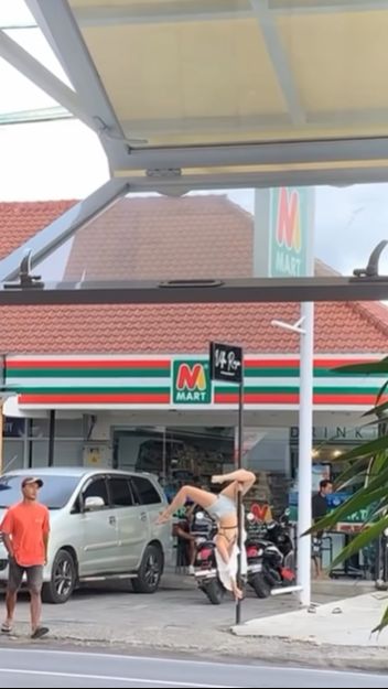 Demi Konten, Bule Pamer Pole Dance di Jalanan Bali