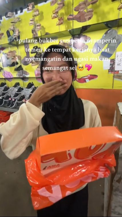 Momen Haru Wanita Didatangi Temannya ke Tempat Kerja Karena Tak Ikut Bukber, Penuh Air Mata