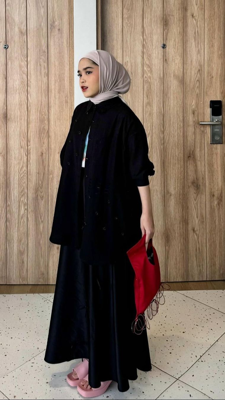 Seru! Perpaduan Dramatis Outfit Serba Hitam dan Tas Merah Menyala