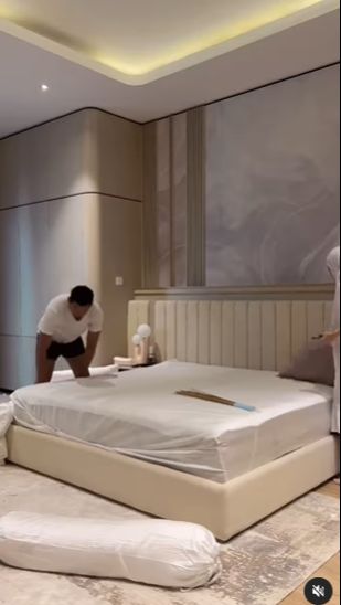 Penampakan kamar tidur Aghnia Punjabi yang sangat elegan lengkap dengan kasur jumbo.