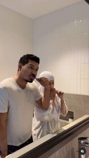 Kamar mandi dengan kaca besar dan wastafel yang mewah.