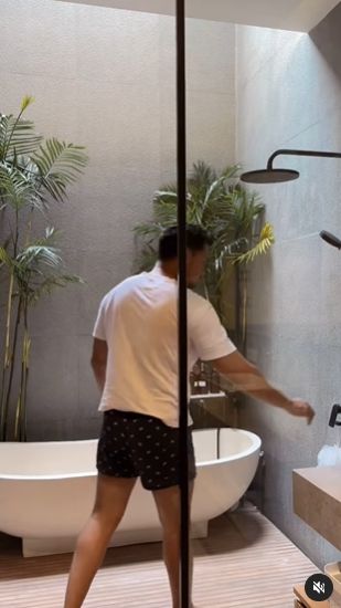Kamar mandi Aghnia bertema outdoor dengan bathup yang mewah.