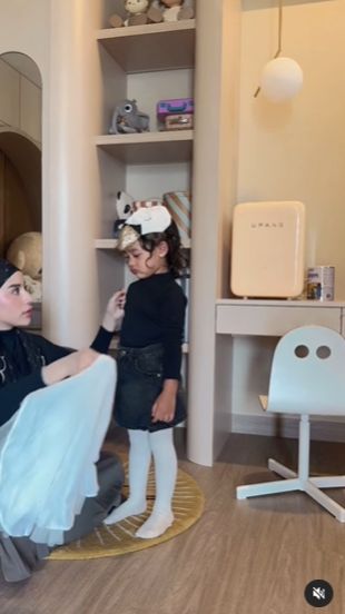 Kamar sang putri Cana dengan meja belajar dan pajangan lucu.
