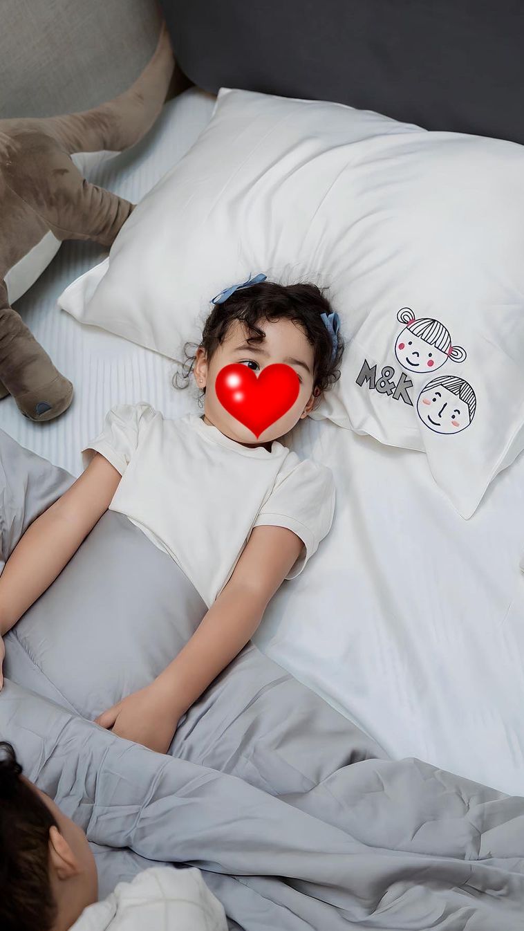 Kasur Cana pun terlihat imut dengan boneka.