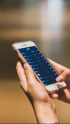 Bukan Dimasukkan Beras, Ini Tips Mengeringkan HP Android dan iPhone yang Basah dengan Benar