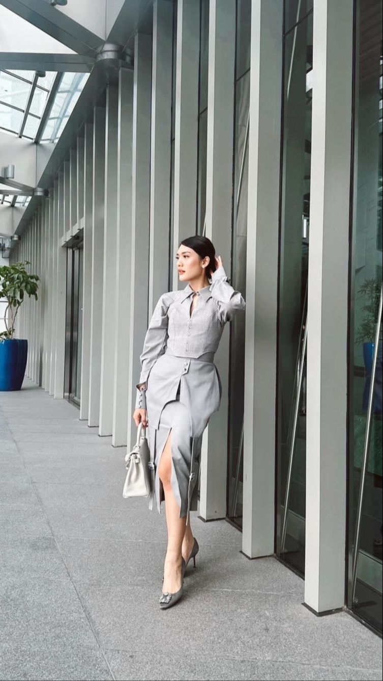 Potret Outfit Anissa Aziza Pakai Baju Ngantor VS ke Pesta,Pamer Kulit Mulus