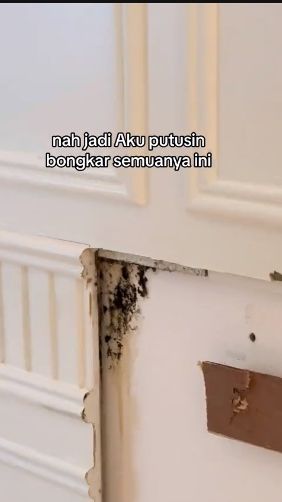 Hingga ia memutuskan untuk membongkar kamar tidur tersebut usai melihat sebuah lubang tak jauh dari ranjangnya