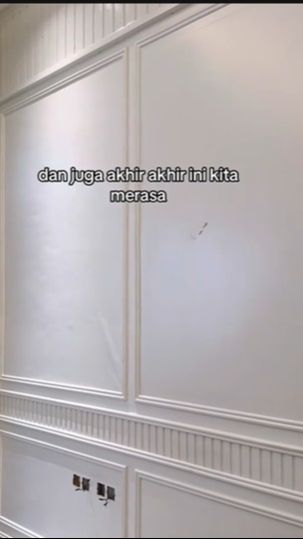 Sejak menempati kamar tersebut, ia juga sering mencium bau tak sedap seperti jamur