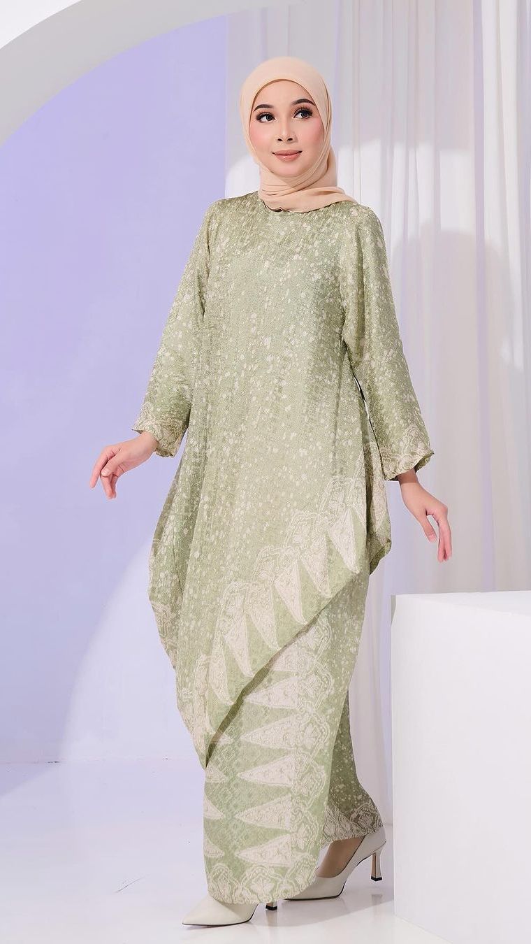 Baju dengan Motif Bunga dan Pola Pastel